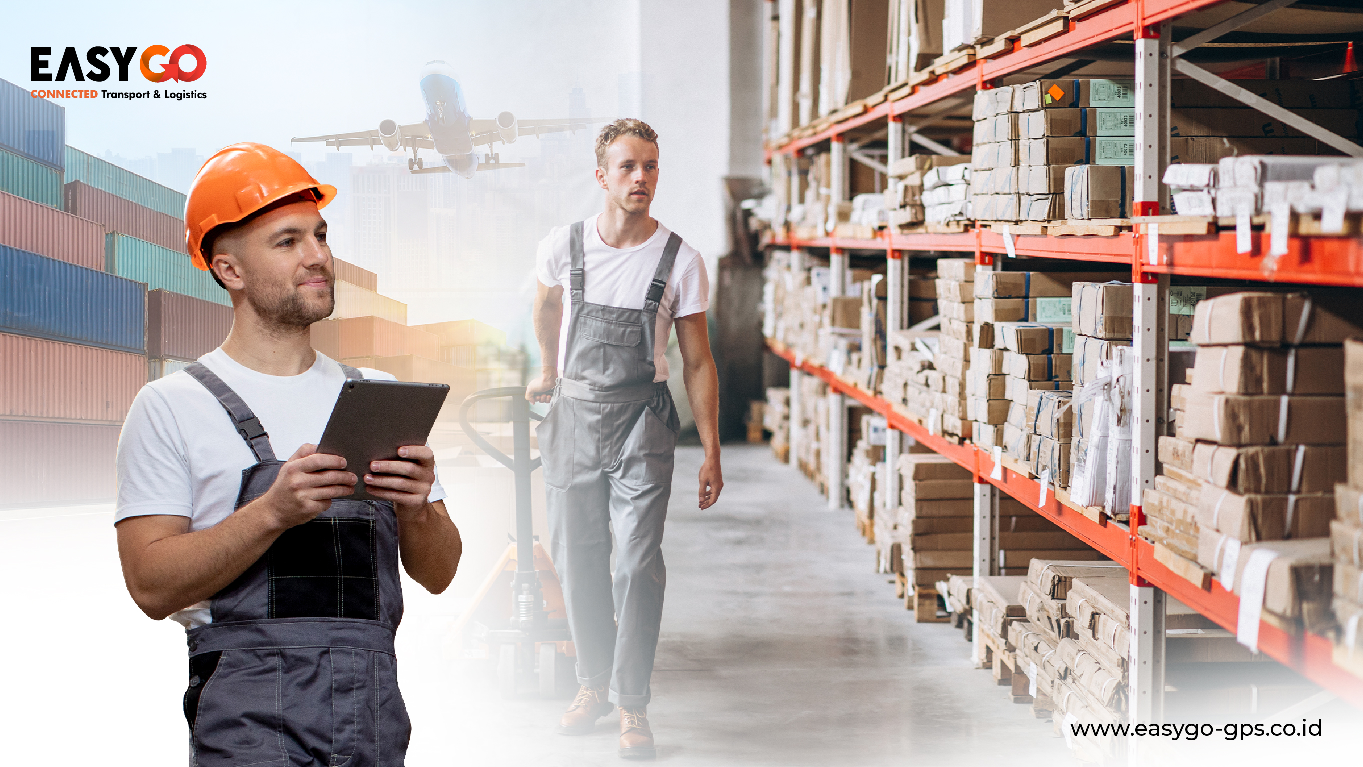 admin warehouse sedang mengelola stok