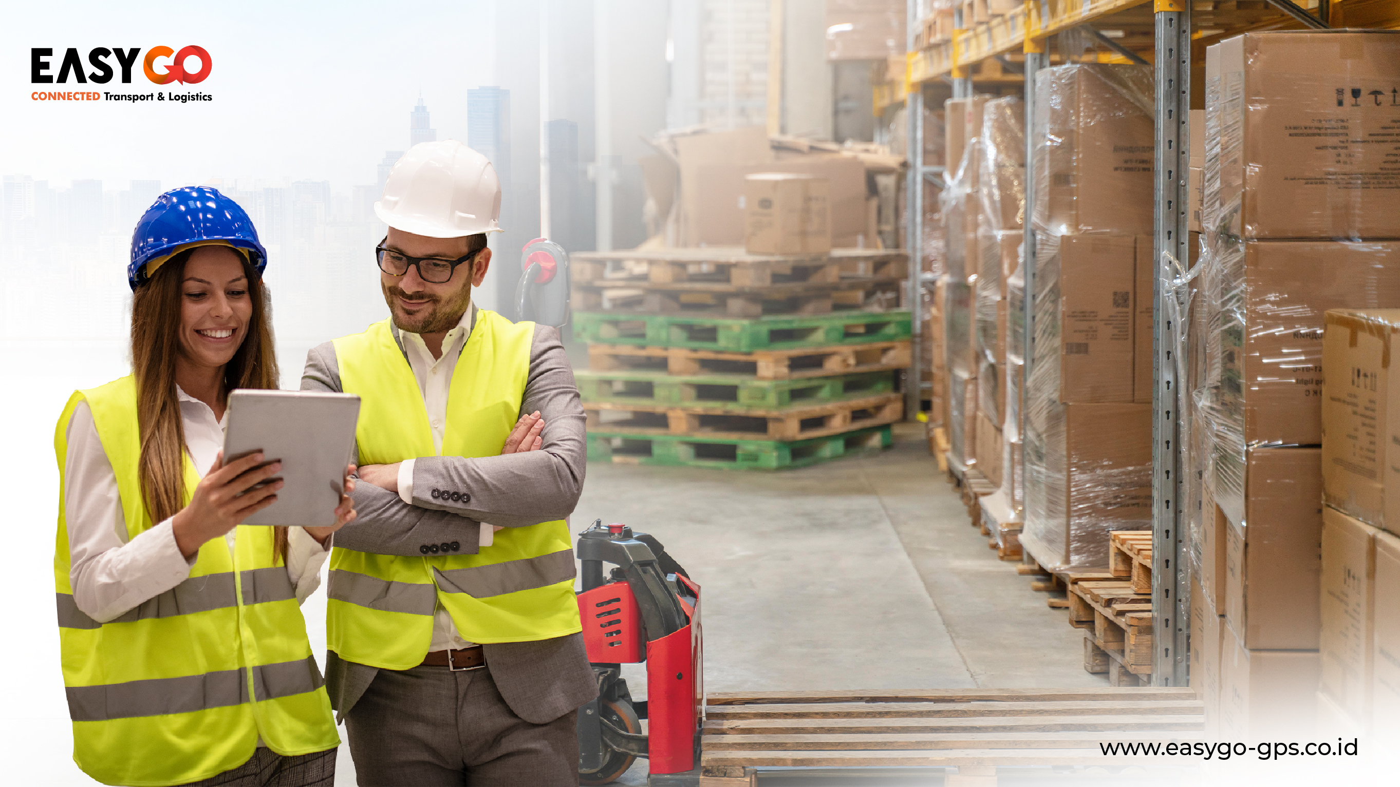 Dua pekerja warehouse sedang melihat laporan 